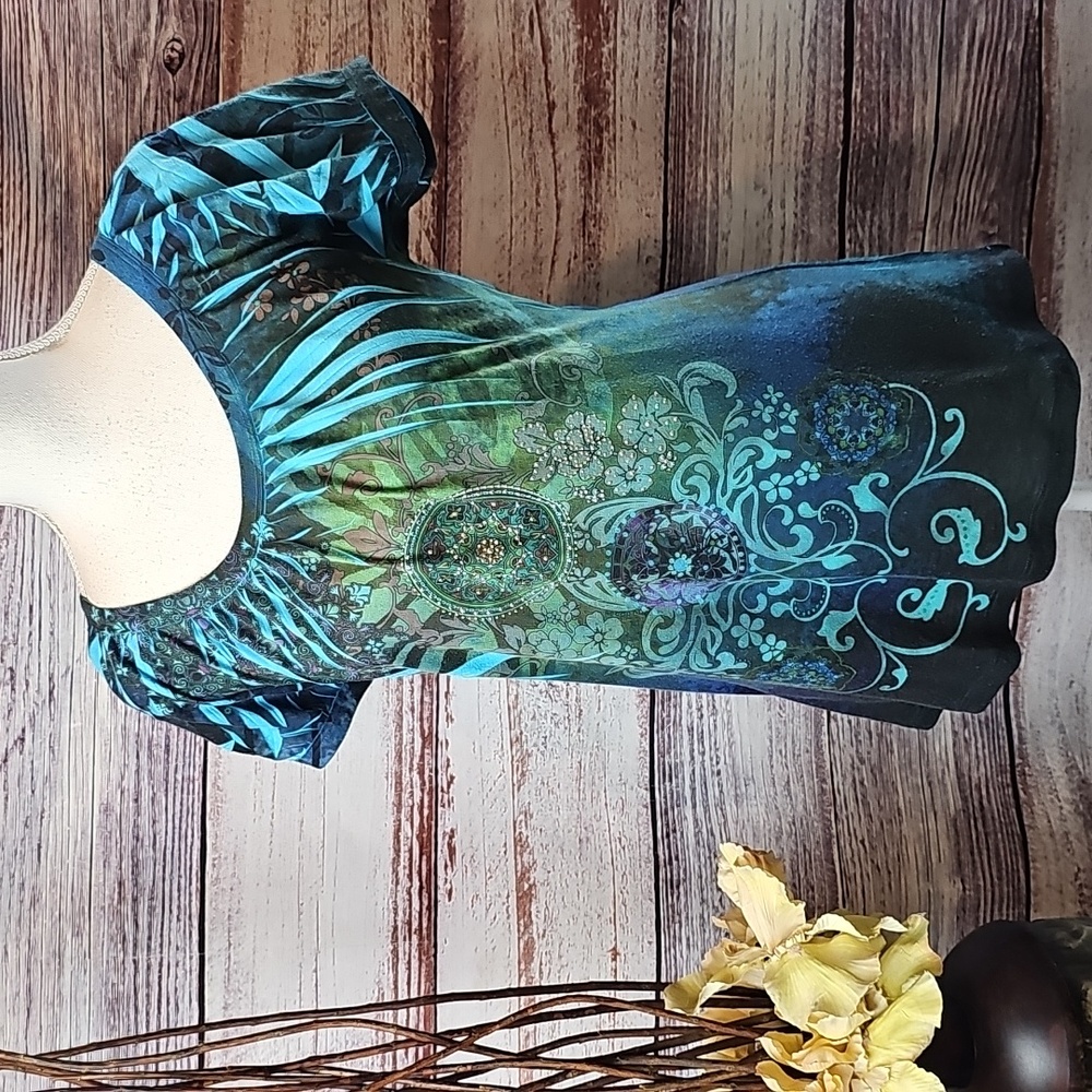 BLUE & GREEN GEOMETRIC FLORAL STUDDED SHORT SLEEVE PULLOVER TOP